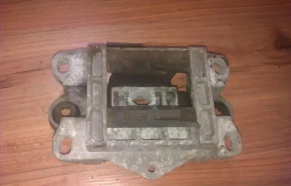 Ford Mondeo Mk III Engine mount bracket 1s717m122