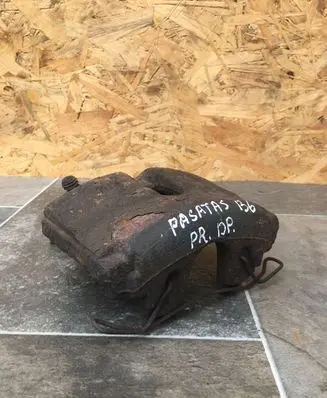 Volkswagen PASSAT B6 Front brake caliper