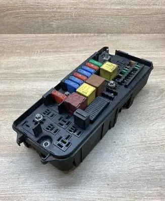 Opel Vectra C Fuse module 13170899 460023260