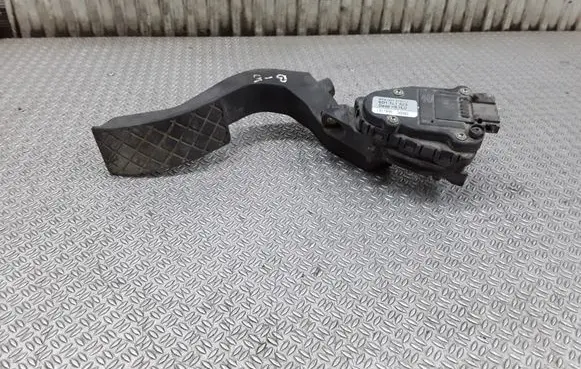 Volkswagen PASSAT B5.5 Accelerator throttle pedal 8D1721523