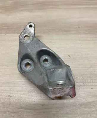 Toyota RAV 4 (XA50) Engine mounting bracket