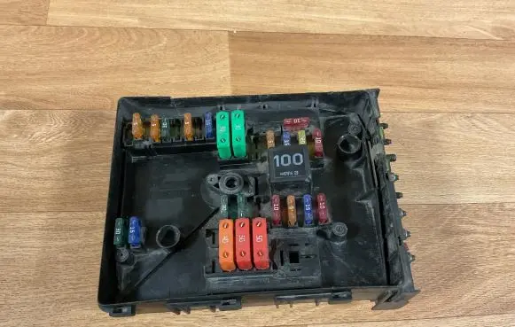 Volkswagen Golf V Fuse module 1E050208