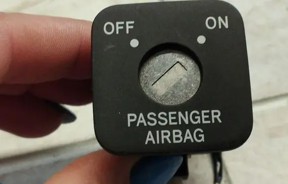 Passenger airbag on/off switch
