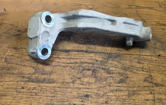 Engine mounting bracket