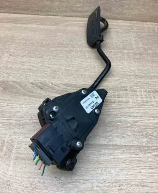 Nissan Primera Accelerator throttle pedal 18002AU410 6PV008620 WithPlug