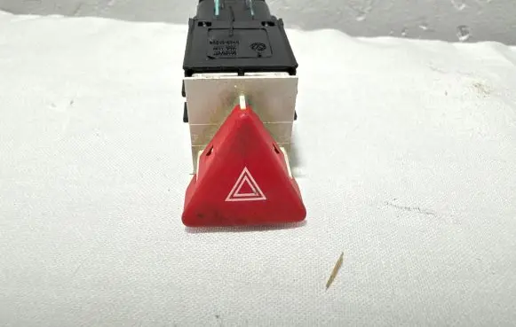 Volkswagen PASSAT B6 Hazard light switch 3C0953509A 064707