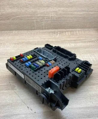 Volvo XC90 Fuse module 30728512 28017881 06W014