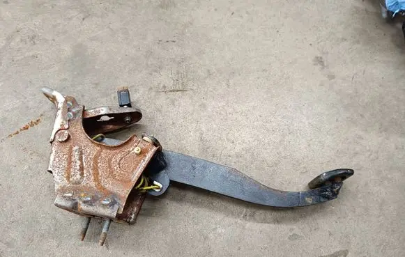Nissan Navara D40 Clutch pedal 