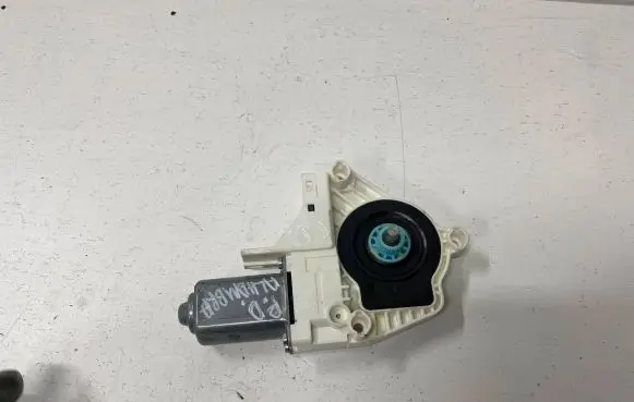 Seat Alhambra (Mk2) Front door window regulator motor 8K0959801