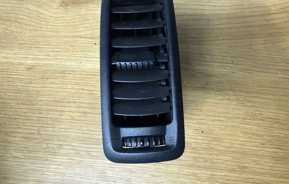 Opel Vivaro Dash center air vent grill R6136S150 7538H