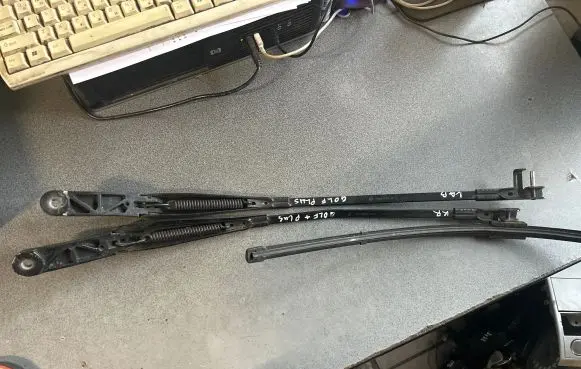 Volkswagen Golf Plus Front wiper blade arm 5M0955409A 5M0955410A