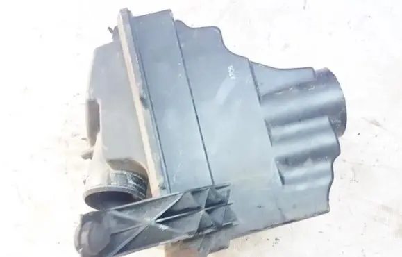 Mazda 5 Air filter box 
