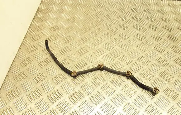 Volkswagen Tiguan Fuel injector supply line/pipe 