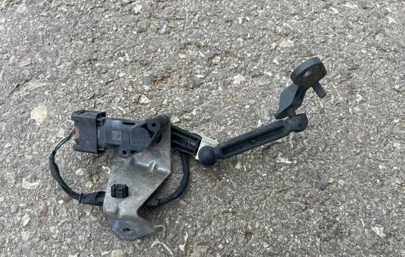 BMW i4 Rear air suspension level height sensor 6895466 6895650