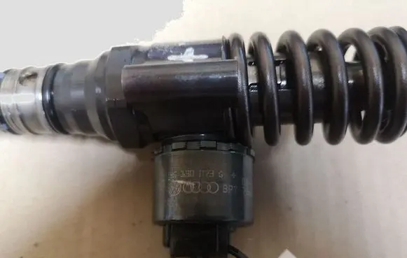 Volkswagen Touran I Fuel injector 03G130073G