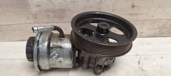 Toyota Corolla Verso AR10 Power steering pump 