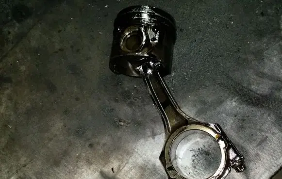 Ford Mondeo Mk III Piston with connecting rod 24574B