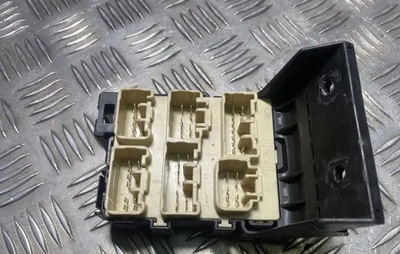 Toyota Avensis T250 Fuse module 8273405030