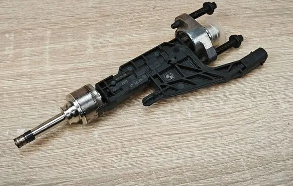 BMW 8 G16 Fuel injector 8656548