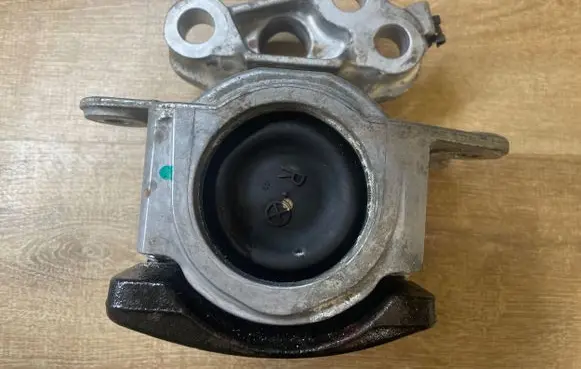 Land Rover Range Rover Evoque L551 Engine mount bracket K8D27M121AE