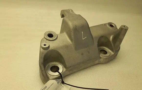 Volvo XC40 Engine mounting bracket 31686307 18B220221054B
