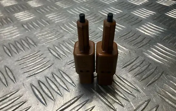 Nissan Juke I F15 Brake pedal sensor switch 