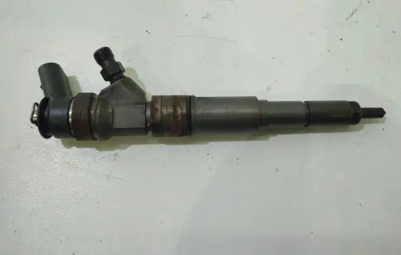 BMW 5 E60 E61 Fuel injector 7795435