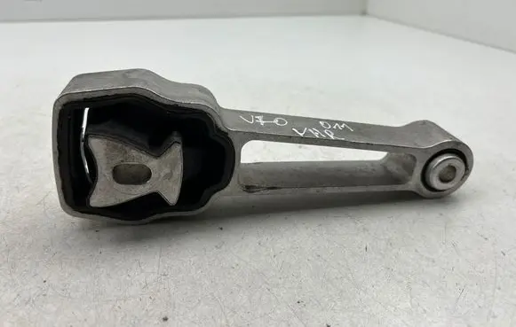 Volvo V70 Engine mount bracket