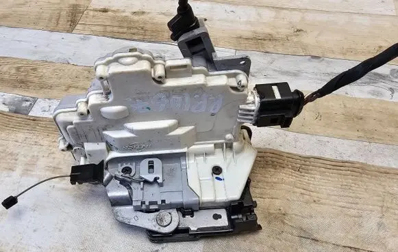 Seat Leon (1P) Front door lock 1P0837015