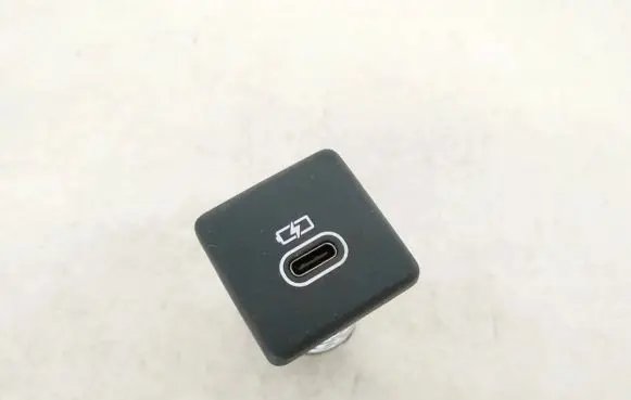 Jaguar I-Pace USB socket connector m8e219010ca m8e2-19010-ca