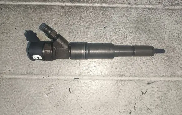 BMW 5 E39 Fuel injector 0445110048