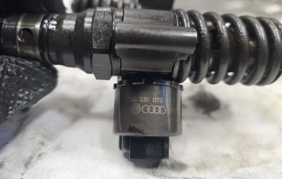 Volkswagen PASSAT B6 Fuel injector 03G130073G