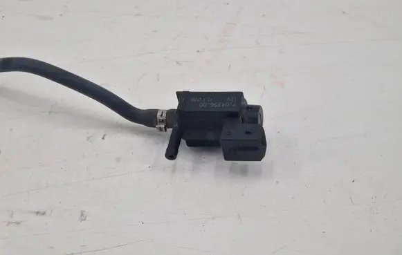 Jaguar XE Vacuum valve 70435600 15T078