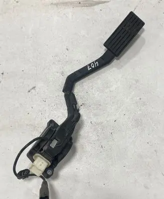 Accelerator throttle pedal