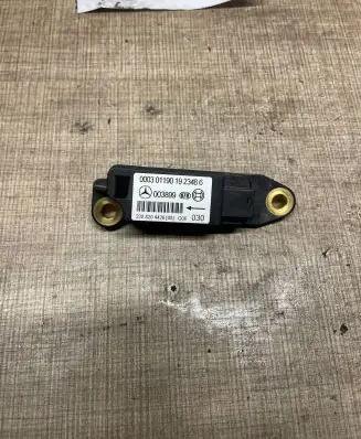 Mercedes-Benz E W211 Airbag deployment crash/impact sensor 2208204426 003899 00030119019386