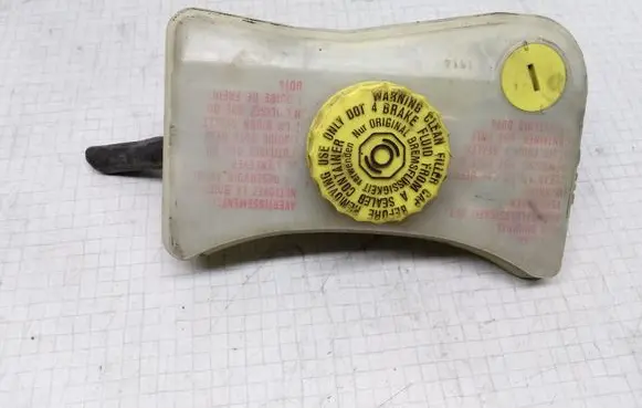 Volkswagen PASSAT B5.5 Brake fluid reservoir 8E0611301E