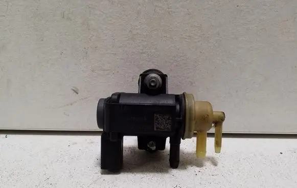 Audi Q3 8U Turbo solenoid valve 1K0906627B