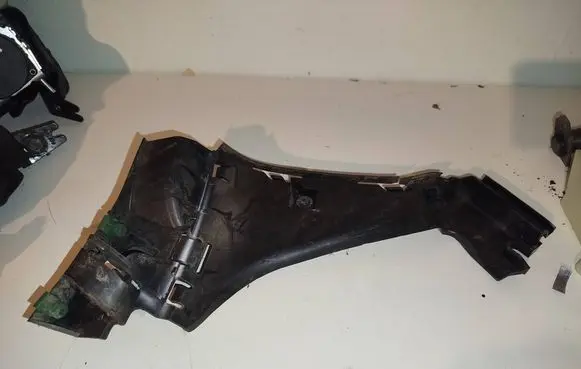Rear bumper mounting bracket