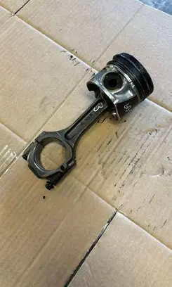 Hyundai Santa Fe Piston with connecting rod