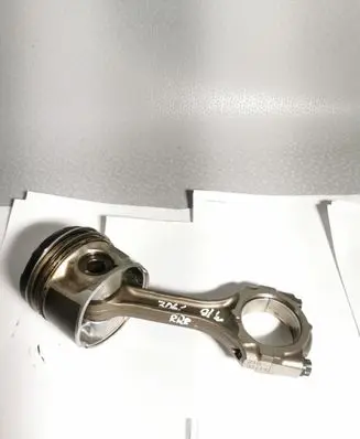 Toyota Avensis T270 Piston with connecting rod