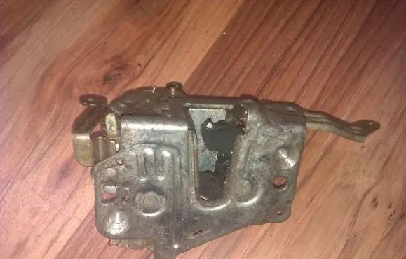 Mercedes-Benz C W202 Rear door lock 2027300535
