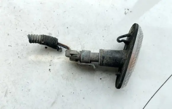 Front fender indicator light