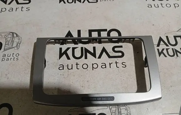 Volkswagen PASSAT B6 Radio/GPS head unit trim 318410100