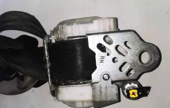 Hyundai i30 Front seatbelt 888202R900 7P1620P 091772