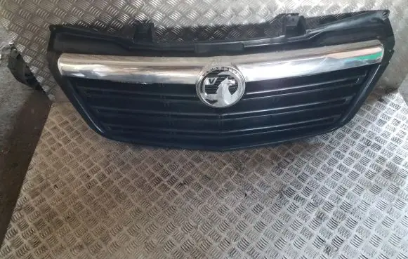 Opel Movano B Front bumper upper radiator grill 623109857R