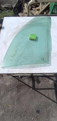 Ford Mondeo Mk III Front door window glass four-door 1212123
