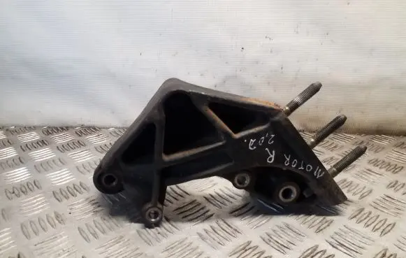 Mitsubishi Grandis Engine mounting bracket