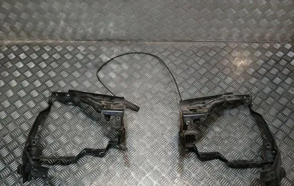 Mercedes-Benz C W204 Headlight/headlamp mounting bracket 204620595