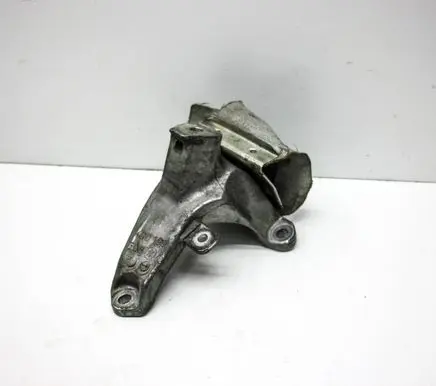 Engine mounting bracket