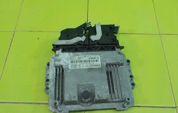 Ford Focus Engine control unit/module CV6112A650AMG XP166